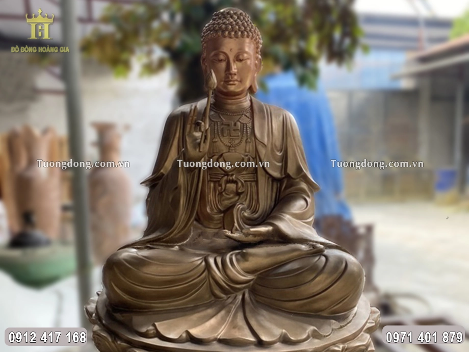 Gương mặt tròn đầy phúc hậu của Ngài được chạm khắc sắc nét